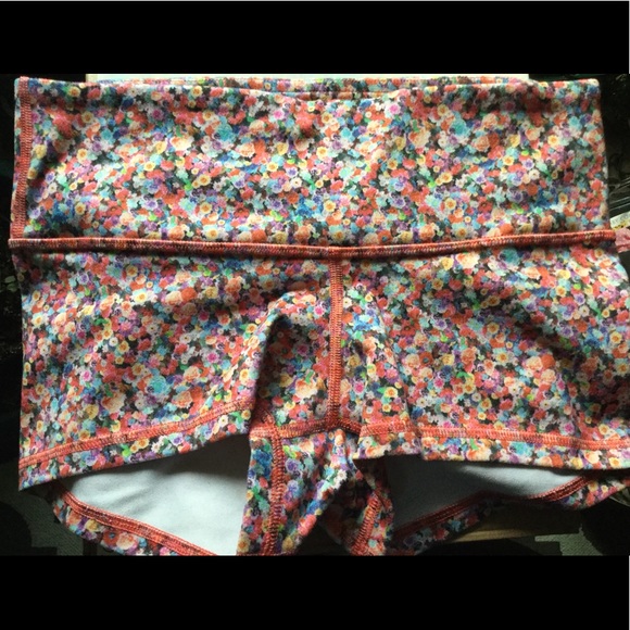 Lululemon Boogie Shorts size4 in Prism Petal Multi - Picture 2 of 7